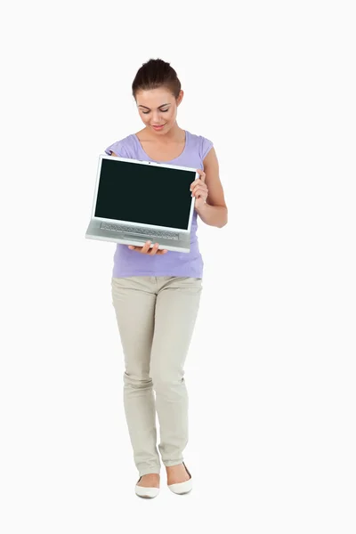 Unga kvinnliga presentera hennes laptop skärm — Stockfoto