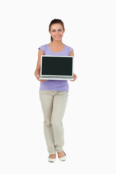 Glimlachend jonge vrouwelijke presenteren haar laptop scherm — Stockfoto