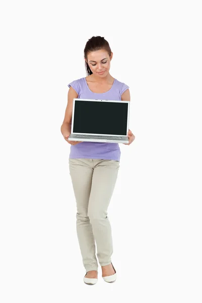 Ung kvinna håller sin laptop — Stockfoto