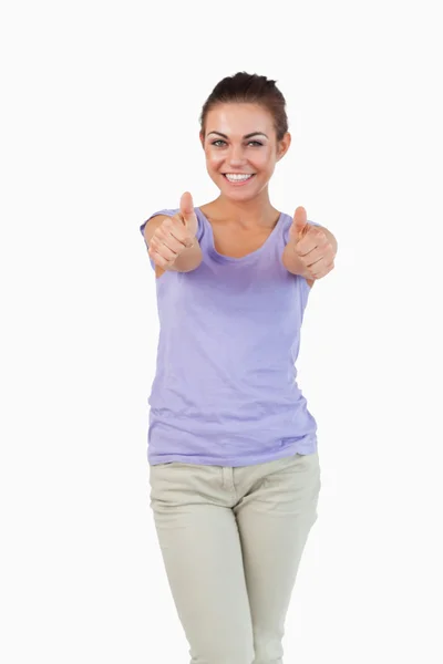 Lachende jonge vrouw geven duimen omhoog — Stockfoto