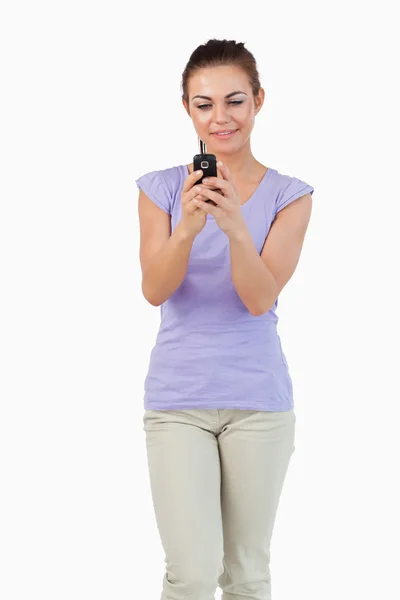 Giovane femmina digitando un messaggio di testo — Foto Stock