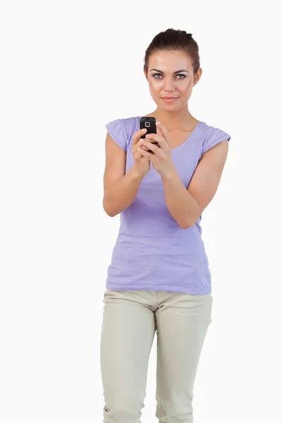 Młoda kobieta trzyma jej telefon — Zdjęcie stockowe