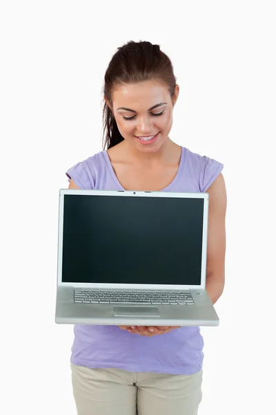 Młoda kobieta, patrząc na jej laptopie — Zdjęcie stockowe
