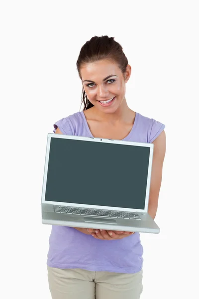 Souriant jeune femme avec son ordinateur portable — Photo