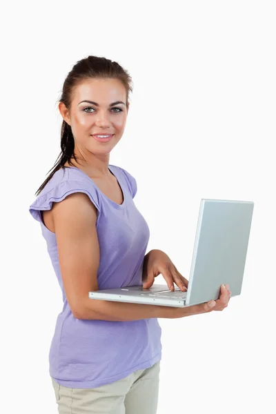 Sorridente giovane femmina con computer portatile — Foto Stock