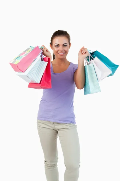 Ung kvinna efter shoppingrunda — Stockfoto