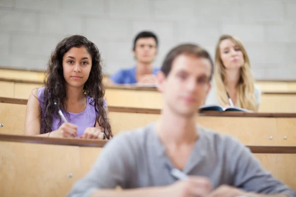 Estudiantes enfocados escuchando durante una conferencia —  Fotos de Stock