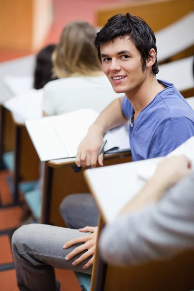 Retrato de un joven estudiante guapo distraído Fotos de stock libres de derechos