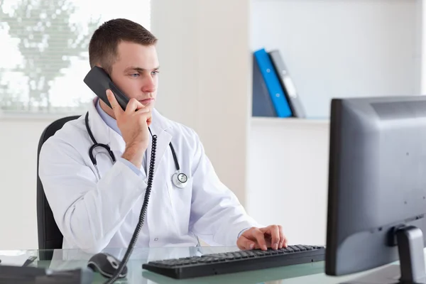 Doctor on the telephone — Stock Photo, Image