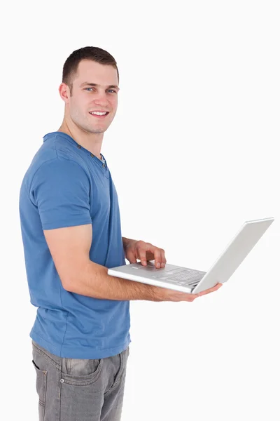 Retrato de un hombre usando un portátil Imagen de stock