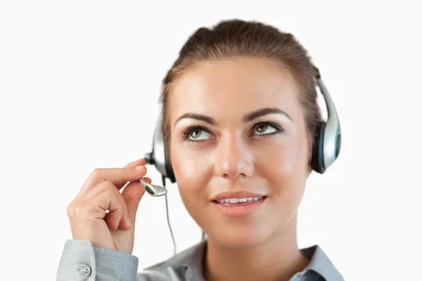 Primo piano dell'agente del call center femminile che ascolta attentamente Immagine Stock