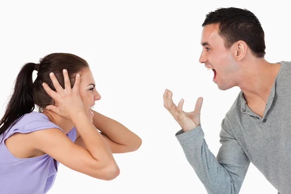 Jovem casal gritando uns com os outros — Fotografia de Stock