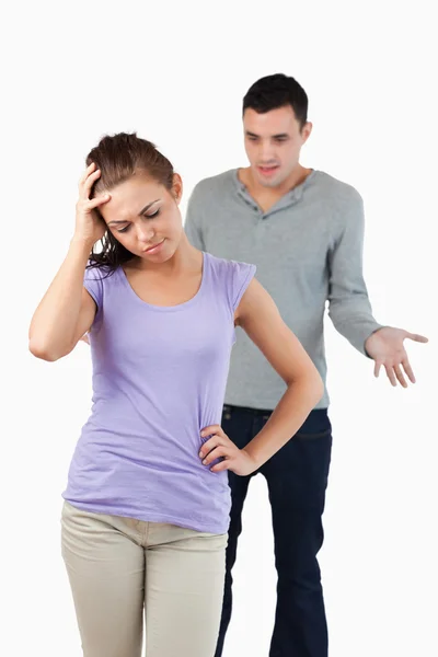 Joven mujer decepcionada con su novio — Foto de Stock