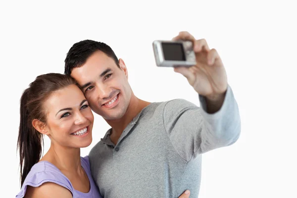Giovane coppia scattare una foto di se stessi — Foto Stock