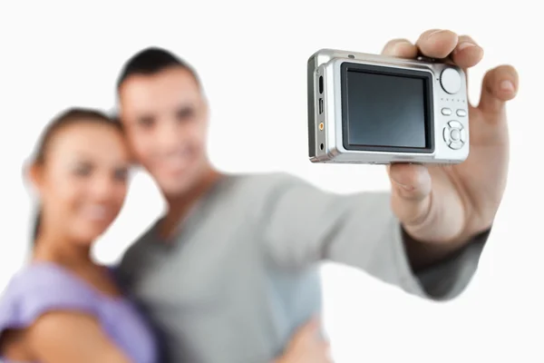 Φωτογραφική μηχανή που χρησιμοποιείται για να τραβήξετε μια φωτογραφία του νεαρό ζευγάρι — Φωτογραφία Αρχείου