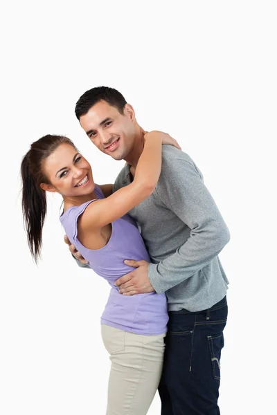 Jovem casal abraçando uns aos outros — Fotografia de Stock