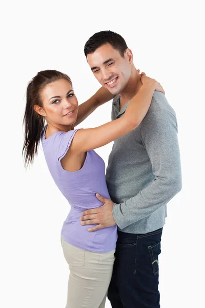 Vista lateral do abraço jovem casal — Fotografia de Stock