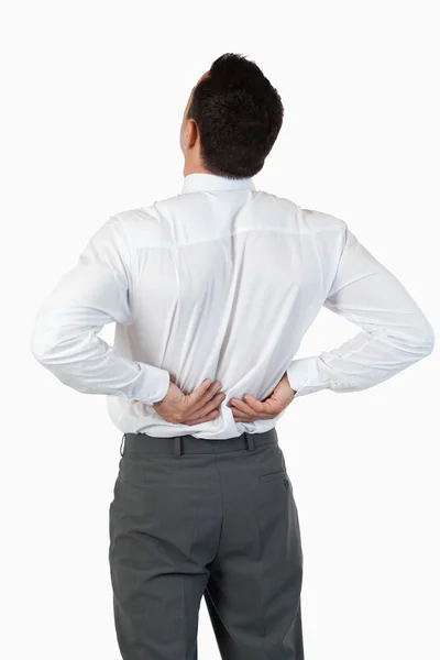 Retrato de la espalda dolorosa de un joven empresario — Foto de Stock