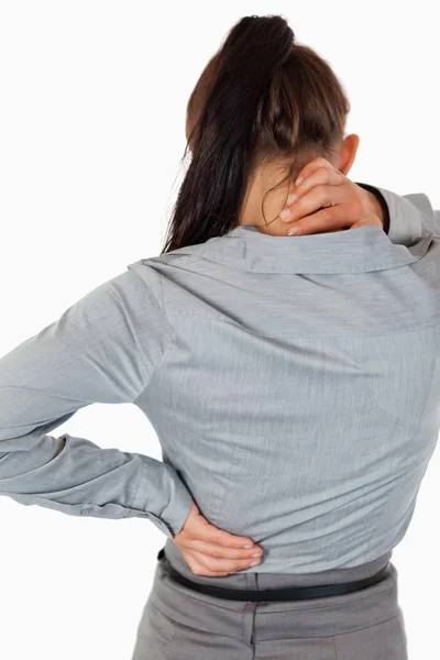 Porträtt av en ung affärskvinnas smärtsamma rygg — Stockfoto