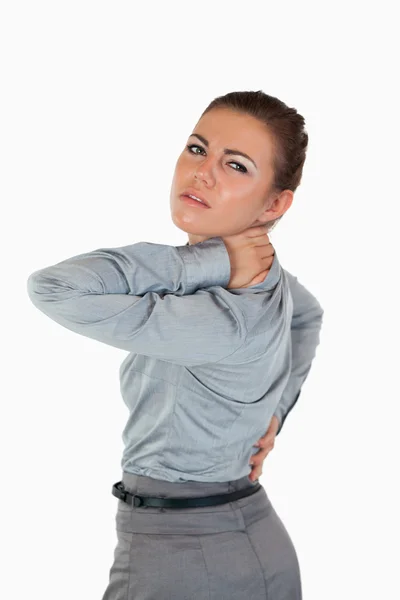 Портрет деловой женщины с болью в спине — стоковое фото