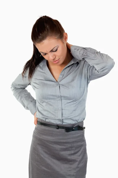 Ritratto di una simpatica donna d'affari con mal di schiena — Foto Stock