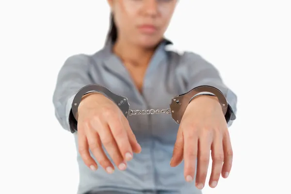 Skyldig affärskvinna med handbojor — Stockfoto