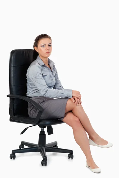 Portrét podnikatelka sedí na křesle — Stock fotografie