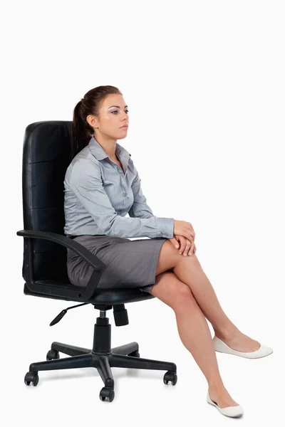 Portrét vážné podnikatelka, sedící na křesle — Stock fotografie