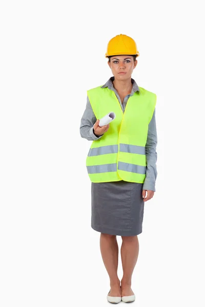 Портрет серьезной женщины-строителя с планом — стоковое фото