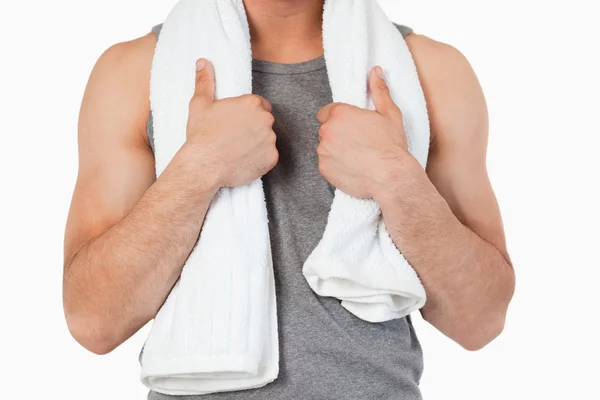 Ręczniki wiszące na męskiej szyi — Zdjęcie stockowe