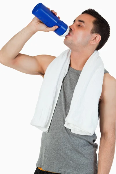 Jovem bebendo água após o treinamento — Fotografia de Stock