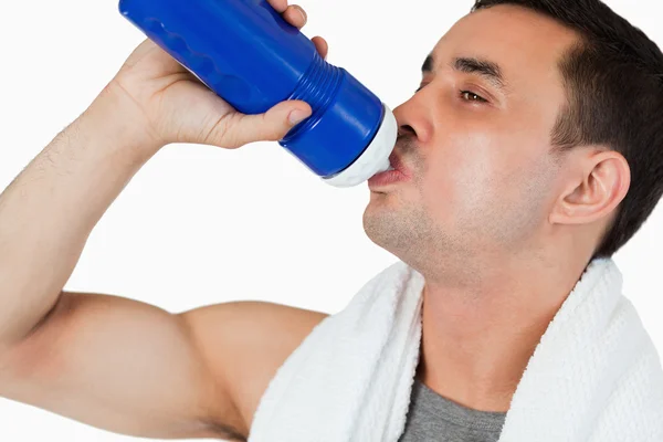 在体育锻炼后的年轻男性饮用水关门 — 图库照片