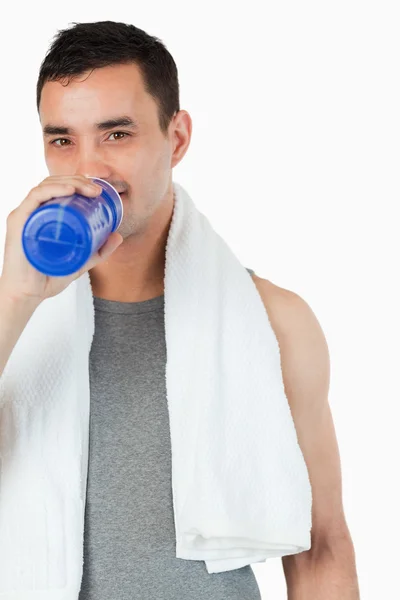 Jonge man neemt een slokje water na de training — Stockfoto