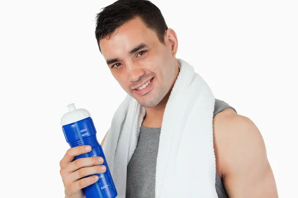 Mladý muž s jeho láhev po tréninku — Stock fotografie