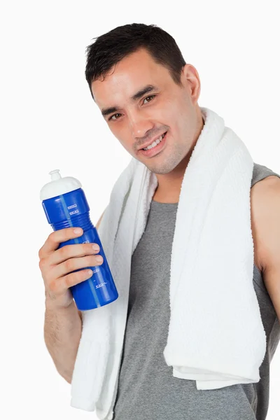 Mladý muž s jeho lahví po tréninku — Stock fotografie