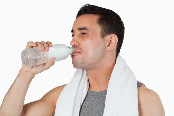 Mladý muž s nějakou vodu po cvičení — Stock fotografie