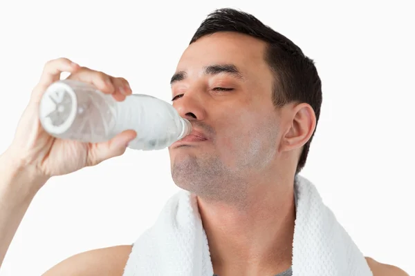 在体育锻炼后享受水的 sip 的年轻男性 — 图库照片