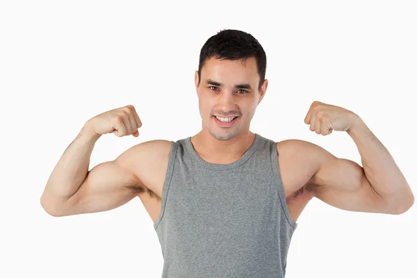 Ung man visar hans muskler — Stockfoto