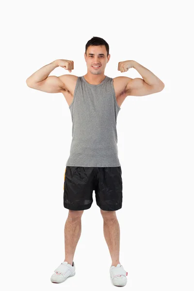 Jonge man die presenteert zijn spieren — Stockfoto