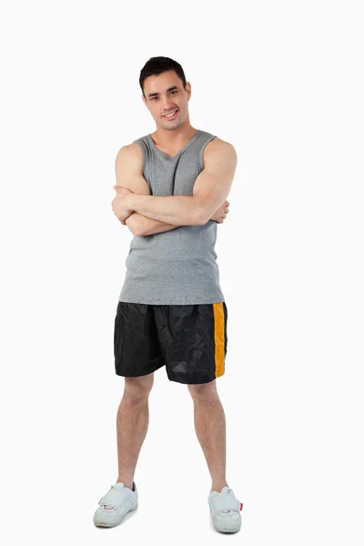 Sportivo giovane maschio con le braccia incrociate — Foto Stock