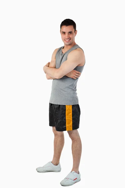 Vista lateral de esportivo jovem do sexo masculino com os braços dobrados — Fotografia de Stock