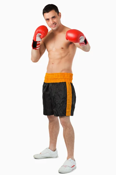 Jovem boxeador executando um gancho esquerdo — Fotografia de Stock