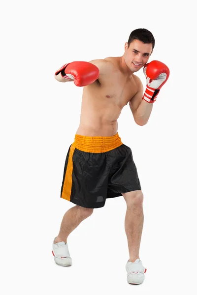 Jovem boxeador executando um gancho direito — Fotografia de Stock