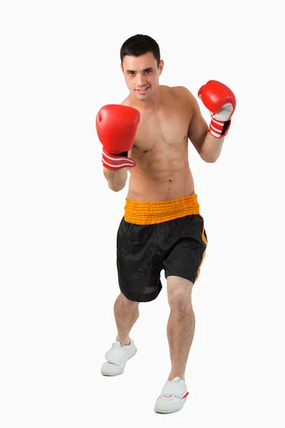 Jovem boxeador realizando uppercut — Fotografia de Stock