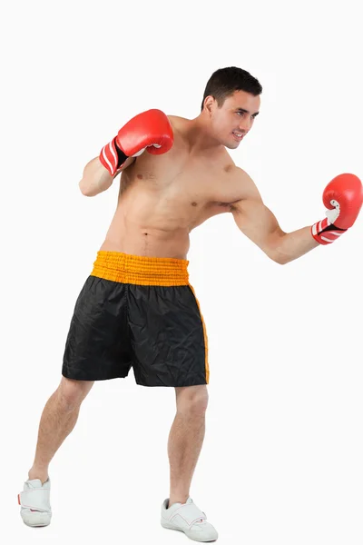 Sidovy av boxer utför uppercut — Stockfoto