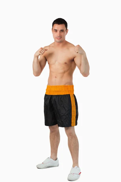Boxeador joven con los puños descalzos hacia arriba — Foto de Stock