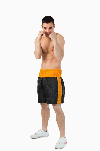 Joven boxeador con puños desnudos a cubierto —  Fotos de Stock