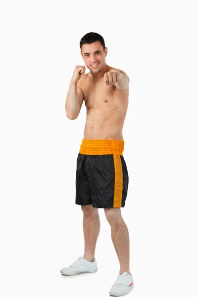 Mladý usmívající se boxer zarážející rovný — Stock fotografie