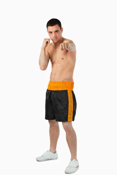 Boxeador de aspecto serio golpeando recto — Foto de Stock