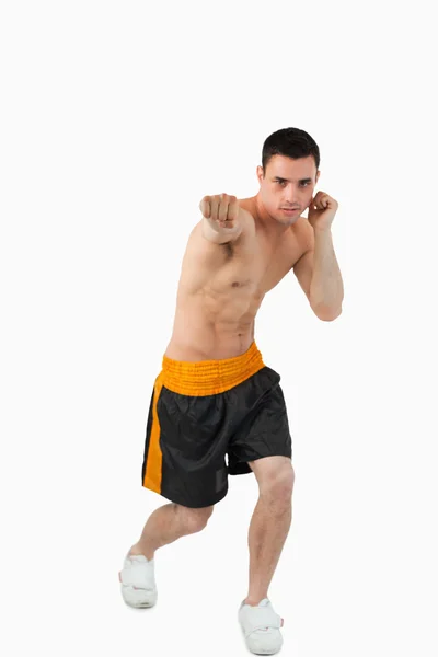 Jovem boxeador atacando — Fotografia de Stock
